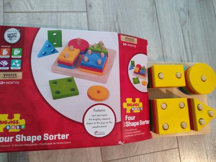 Bigjigs toys nasadzovanie farebných tvarov,