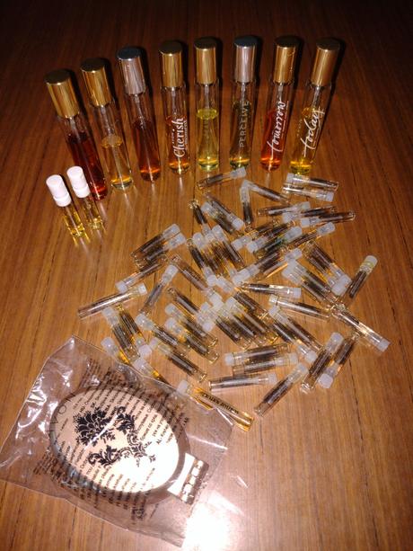 Avon mini vône + kefa so zrkadlom (vzorky zdarma),