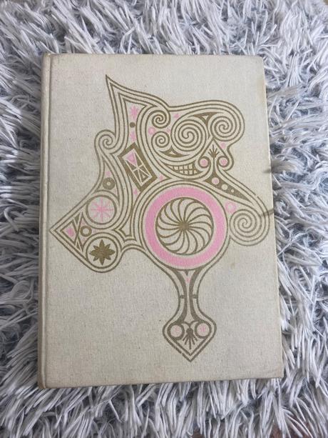 Krásna stará retro rozprávková kniha spiaca krásav,