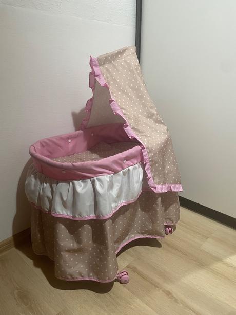 Krásna veľká postieľka na kolieskach, 