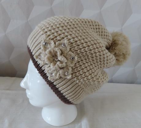 Dámska čiapka s kvetom,