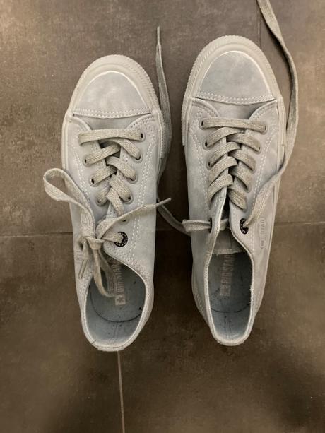 Nenosené tenisky, 36