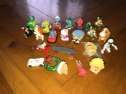 Zbierka malých figúrok a hračiek,