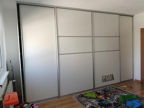 Vstavaná šatníková skriňa,