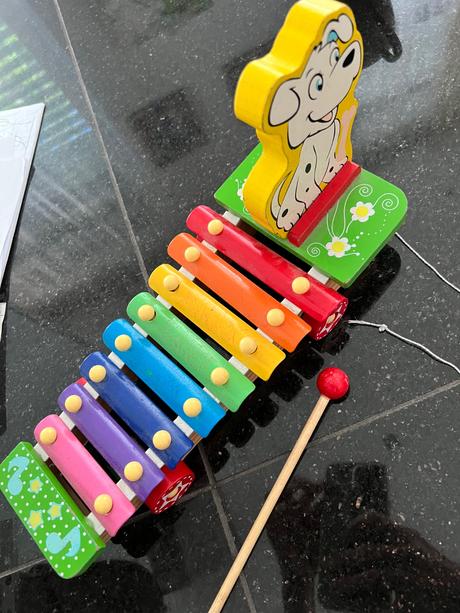 Drevený xylofón na kolieskach,