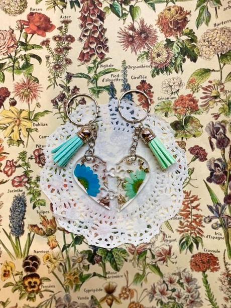 Ručne vyrobené živicové kľúčenky, 