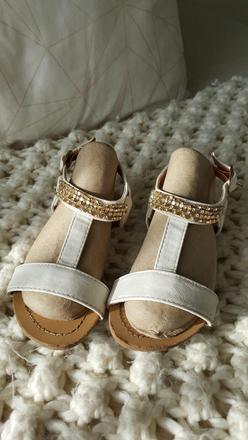 Biele sandalky so strasom, 23
