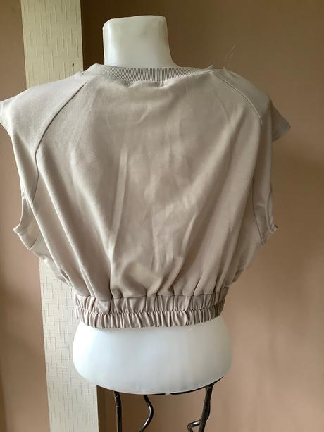 Krátky top so srdiečkom a perlickami /222, l