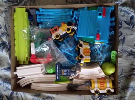 Vlacikovu drahu s vlacikom. vlacik ide na 2x 1,5v, 