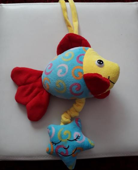 Hracia ryba na zavesenie na kočík, 