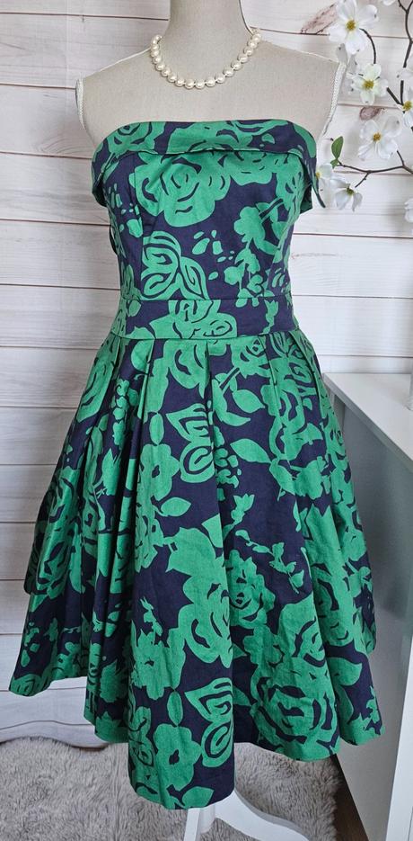 Krásne bohaté šaty atmosphere, m