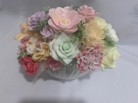 Mydlova kytica vo váze z mušle, 