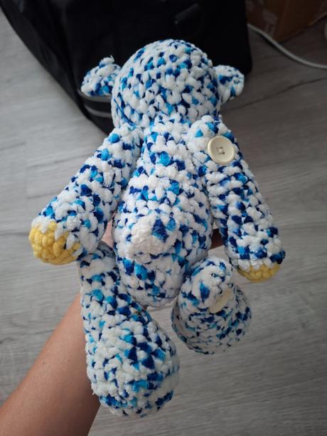 Modrý háčkovaný medvedík, 