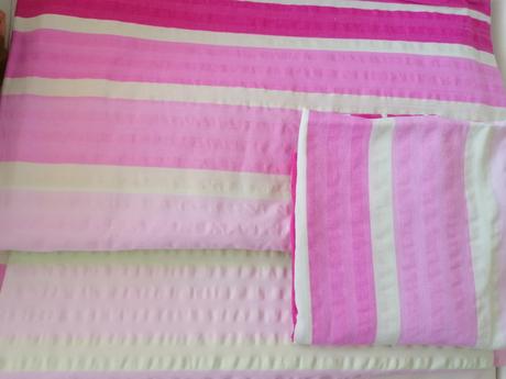 Obliečky na dve postele , chýba jeden vankúš, šírka (cm): 135,dĺžka (cm): 200