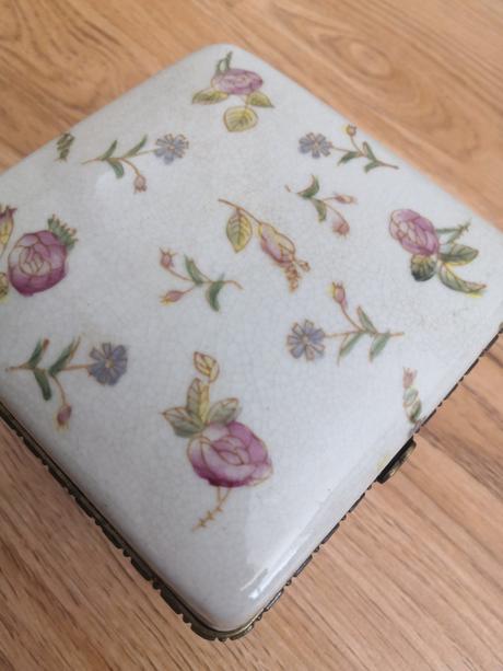 Porcelánová šperkovnica, 