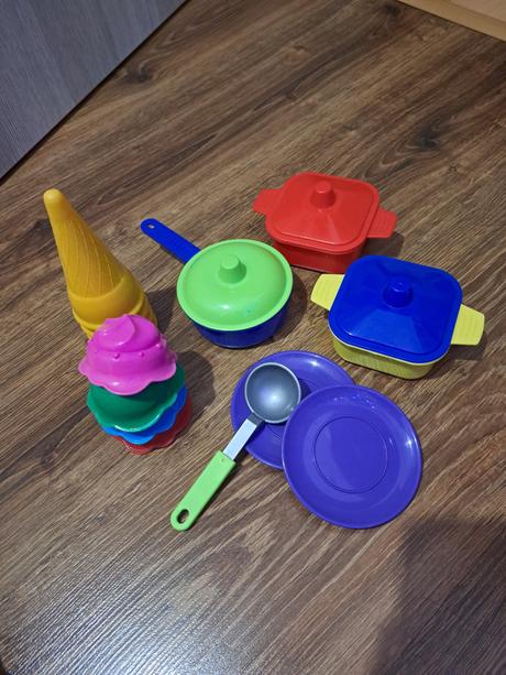 Plastové hrnce do kuchynky + zmrzlina, 