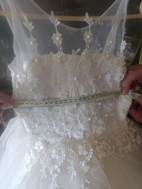 Šaty na prijímanie, 128