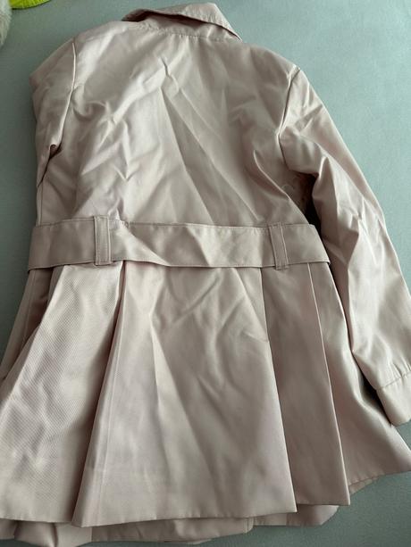 Ružový trenčkot, 104