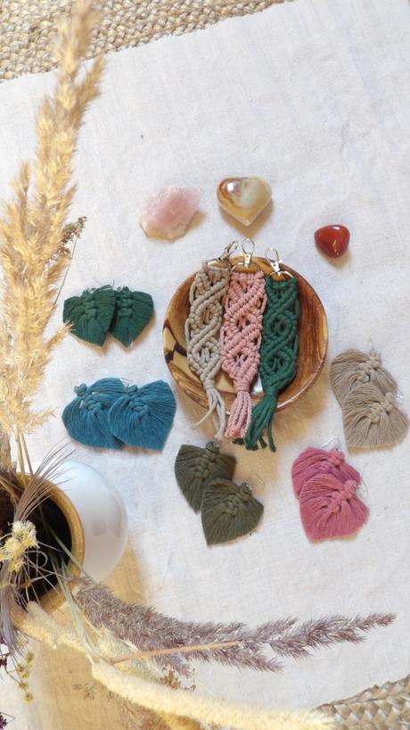 Skladom makramé kľúčenky-privesok, 