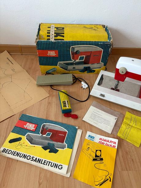 Starý retro detský šijací stroj - piko, 