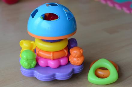 Vhadzovanie tvarov + navliekanie kruzkov,