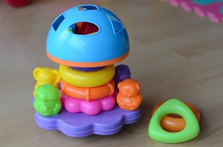 Vhadzovanie tvarov + navliekanie kruzkov,