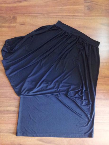 Šaty na jedno rameno., 