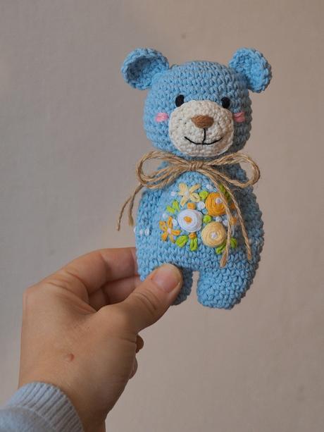 Macko s vyšívanými kvietkami 14cm - rôzne farby, 