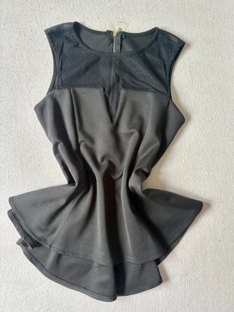 Elegantný čierny peplum top, s