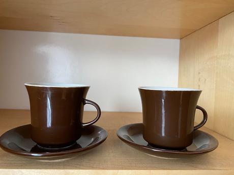 Krásne staré retro dve hnedé šálky s podšálkami, 