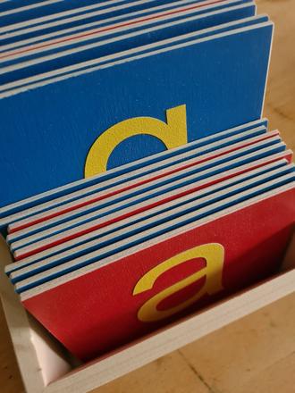 Montessori šmirgľové písmená,