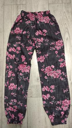 Kvetinkové nohavice, 134