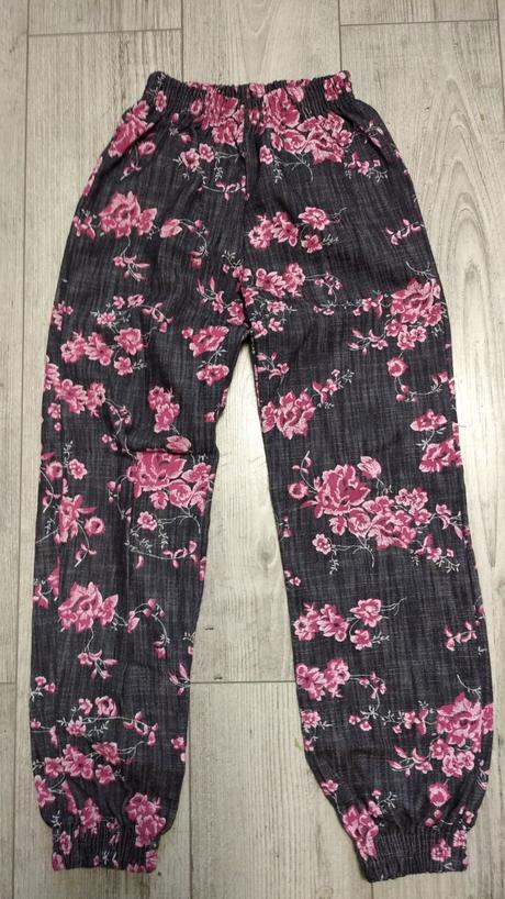 Kvetinkové nohavice, 134