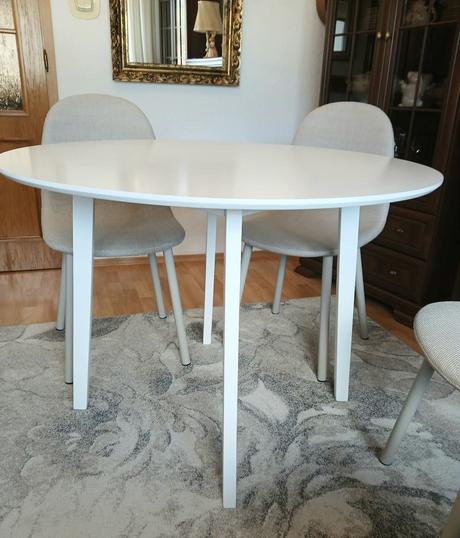 Okrúhly stôl s 3 čalunenými stoličkami, 