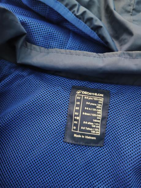 Malo nosena futbalova nepremokava bundicka, decathlon,140