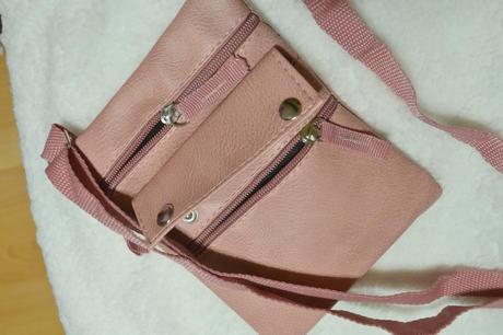 Púdrovo ružová crossbody nastaviteľný trak,