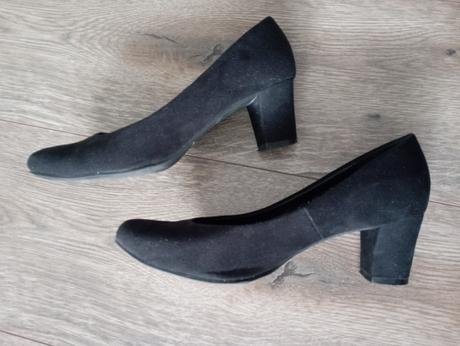 Čierne lodičky, 37