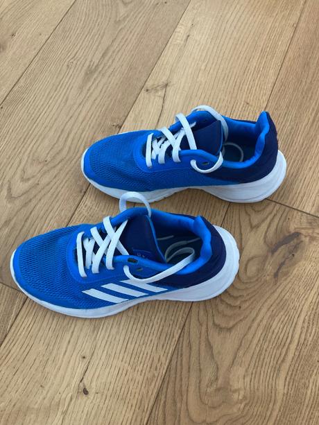 Botasky a kopačky v.33, adidas,33