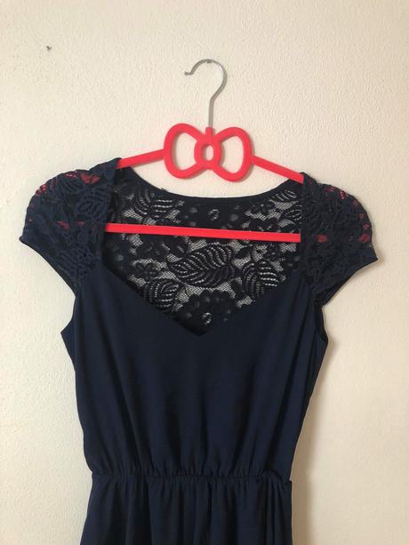 Tmavomodré šaty s čipkou na chrbte, s