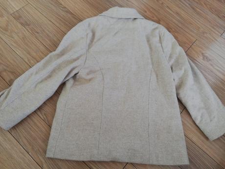 Béžovy kabát, 42