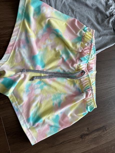 Sortky 2 ks, 7-8 rokov, s dopor. postou, 134