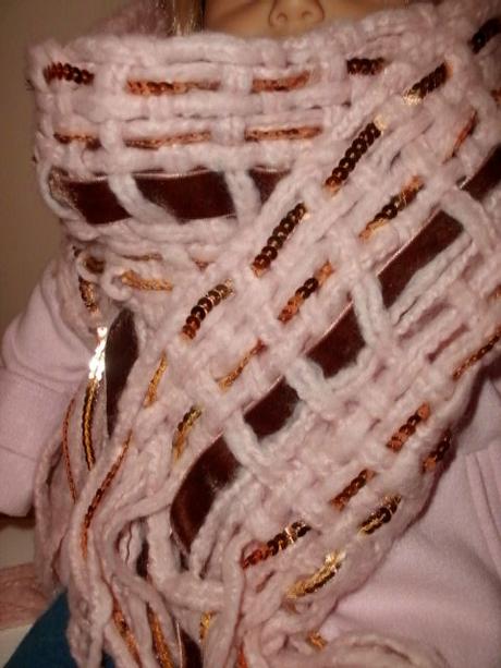 Luxusný šálik so zlatými flitrami,