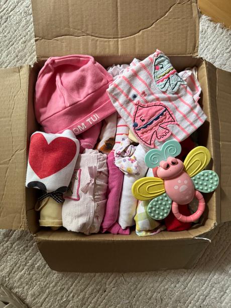 Balík vecí pre dievčatko,