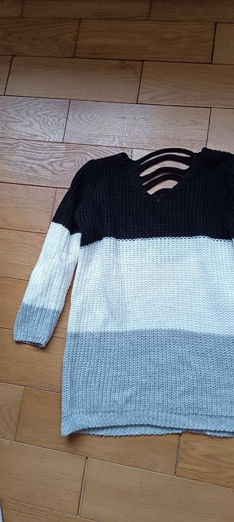 Pulóver na chrbte s prestrihmi, 