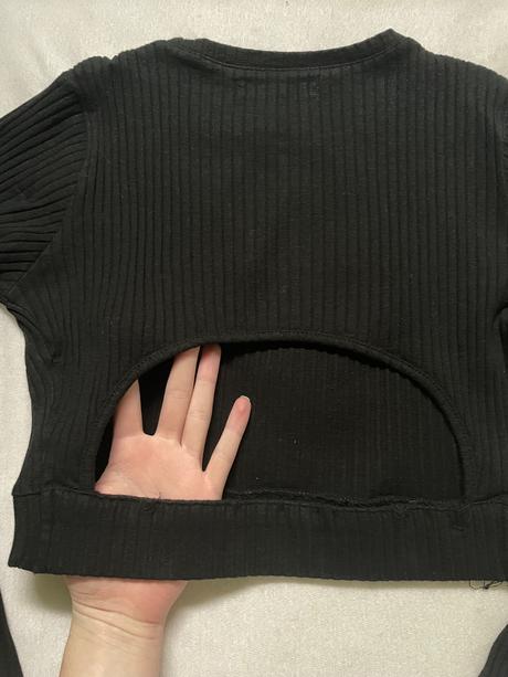 Crop top s dierov na chrbte, sinsay,s