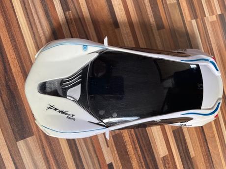 Plastové hrajúce auto, 