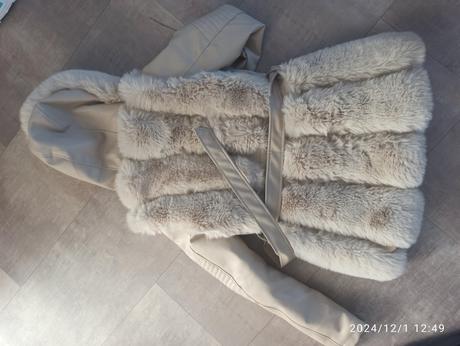 Krásna bunda s kožušinkou zn. mochy, 38