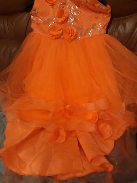 Oranzove saty s aplikacoiu, 140