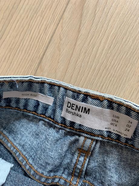 Kraťasy zn. bershka s vysokým pásom, bershka,34