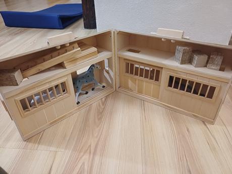 Stajňa s konmi mellisa and dough, 